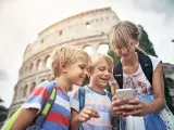Niños en frente al Coliseo de Roma.