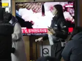 Imágenes de archivo del lanzamiento de un misil norcoreano se emiten durante un programa de noticias en la estación de tren de Seúl en Seúl, Corea del Sur, lunes 18 de diciembre de 2023