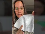 La mujer ha enseñado la carta de su hijo.