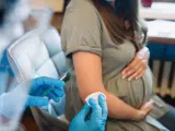 La vacuna Abrysvo se administra a las madres para que estas transmitan la protección a los bebés recién nacidos.