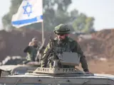 Soldados israelíes sentados en sus vehículos cerca de la frontera de Gaza, en el sur de Israel, 18 de diciembre de 2023.