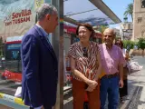 El alcalde, José Luis Sanz junto a personas mayores en una parada de Tussam