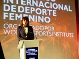 La vicepresidenta de FIFA Europa, Carmen Tocală, interviene en la inauguración del I Congreso Internacional de Deporte Femenino que se celebra en Madrid.