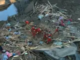 Los rescatistas tratan de buscar supervivientes entre los escombros.