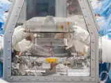 Para evitar que las muestras de Bennu se contaminen, los científicos de la NASA desarrollaron una sala limpia especial en el Centro Espacial Johnson.