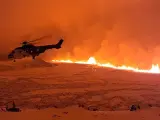 Un helicóptero de los Guardacostas islandeses sobrevuela la zona de la erupción del volcán Grindavík.