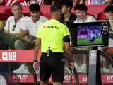 Pulido Santana revisa una acción en el VAR durante el Girona - Real Madrid.