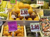 Diferentes frutas expuestas en un mercado.