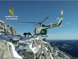 Helicóptero de la Guardia Civil haciendo un rescate en la montaña.