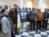 Foto de familia de la inauguración de la muestra de la Poleá de Triana