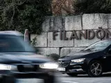 Un coche sale del restaurante Filand&oacute;n donde dos encapuchados han atracado a mano armada