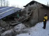 Un residente observa un cobertizo derrumbado en la aldea de Yangwa, cerca de la ciudad de Dahejia, en la provincia noroccidental china de Gansu, el miércoles 20 de diciembre de 2023.