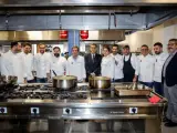 El alcalde de Madrid, José Luis Martínez-Almeida junto al director de PROVACUNO, Javier López, y los chefs, ha estado presente en el acto solidario en la Fundación José María de Llanos.