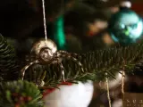 En Ucrania, es tradici&oacute;n poner una ara&ntilde;a o una telara&ntilde;a artificial como ornamento decorativo en el &aacute;rbol de Navidad para atraer la buena suerte.