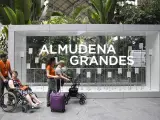 Dos usuarios de Adif Acerca con sus asistentes en la Puerta de Atocha-Almudena Grandes