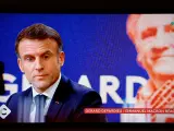 Emmanuel Macron, en el canal France 5 francés, con una imagen del actor Gerard Depardieu.