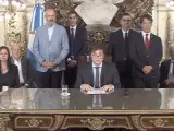 El presidente argentino Javier Milei ha aparecido en un cadena nacional para anunciar la firma del Decreto de Necesidad y Urgencia (DNU), que dispone una masiva reforma de leyes y la desregulación de numerosos regímenes económicos.