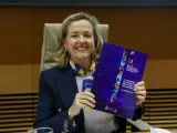 La vicepresidenta primera del Gobierno y ministra de Economía, Nadia Calviño, abandona su puesto rumbo al BEI.