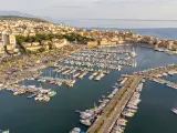 Vista aérea del casco antiguo y puerto de Alghero, Cerdeña (Italia).