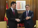 El presidente del Gobierno, Pedro Sánchez (i) y el líder del PP, Alberto Núñez Feijóo (d) durante su encuentro este viernes en el Congreso de los Diputados en Madrid.