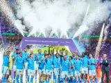 El Manchester City levanta el trofeo de campeones del mundo.