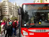 Usuarios de la EMT acceden al bus en una de las nuevas paradas de la plaza del Ayuntamiento.