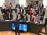 El diputado nacional y portavoz de Vox en el Ayuntamiento de Madrid, Javier Ortega Smith ha tirado una botella de plástico vacía al edil de Más Madrid Eduardo Rubiño durante una discusión este viernes en el pleno del Ayuntamiento de Madrid.