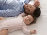 Padre dormido con bebé