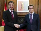 El presidente del Gobierno, Pedro Sánchez (i) y el líder del PP, Alberto Núñez Feijóo (d) durante su encuentro este viernes en el Congreso de los Diputados.