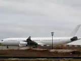 El avión con 303 pasajeros indios, un Airbus A340, en la pista del aeropuerto francés Chalons-Vatry.