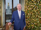 El rey Carlos III en el Palacio de Buckingham durante el rodaje de la retransmisión navideña de este año.