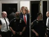 El expresidente de los Estados Unidos Donald Trump, a su llegada a una sala del Tribunal Supremo del estado de Nueva York el 4 de abril de 2023, para declarar ante el juez.