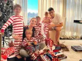 Morata junto a su mujer y sus hijos con los regalos de Navidad.