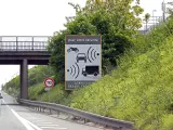 Imagen de archivo de una señal avisando de la presencia de un radar en una carretera francesa.