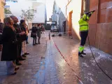 Puesta en marcha del servicio de limpieza municipal de grafitis en la calle Becas de Sevilla
