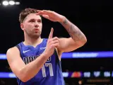 Luka Doncic frente a los Suns.