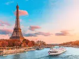 La torre Eiffel y el río Sena en París.