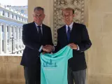 El Ayuntamiento presenta la camiseta para el Maratón de Sevilla 2024