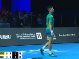 Djokovic tira la raqueta tras el espectacular punto de Carlos Alcaraz en la exhibición en Riad.