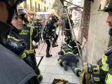 El equipo de bomberos tras la muerte de un trabajador en una galería subterranea de Malasaña.