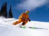 Esquiador desliz&aacute;ndose por una pista.