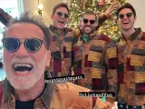Selfie navideño de Arnold Schwarzenegger y familia