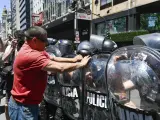 Un manifestantes se enfrenta a la Policía en Buenos Aires.