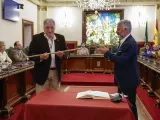 El diputado de EH Bildu, Joseba Asiron (i) con el bastón de mando tras proclamarse alcalde de Pamplona junto al concejal de Geroa Bai, Koldo Martínez (d) tras la moción de censura en el Ayuntamiento de Pamplona.