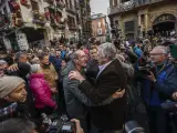El diputado de EH Bildu, Joseba Asiron, celebra con simpatizantes convertirse en el nuevo alcalde tras la moción de censura en el Ayuntamiento de Pamplona, este jueves.
