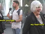 El 'tiktoker' Karim Jovian entrevista a una anciana por la calle.