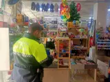 La Policía Local informa en las tiendas sobre sus obligaciones para con los menores en la venta de alcohol, tabaco o pirotecnia.