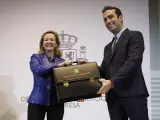 El nuevo ministro de Econom&iacute;a, Carlos Cuerpo (d) recibe la cartera de manos de su antecesora en el cargo, Nadia Calvi&ntilde;o (i) durante un acto celebrado este viernes en el ministerio de Econom&iacute;a en Madrid.