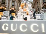 Activistas climáticos del grupo 'Última Generación' arrojan pintura naranja al árbol de Navidad de Gucci en la Galería Vittorio Emanuele de Milán.