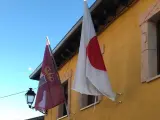 Una bandera de Japón izada en el pueblo soriano de Gormaz.
